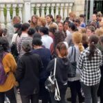 Fier/ 100 gra të një fasonerie protestojnë para godinës së Inspektoriatit të Punës, pasi janë hequr nga puna