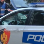 Shoferi i droguar përplas automjetin e policisë në Tiranë, dy efektivë përfundojnë në spital