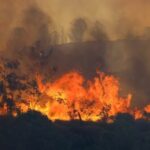 Banorët i vënë flakën hamulloreve në vendin e quajtur “Ura e Daullasit” ne Fier.  Zjarri del jashtë kontrollit