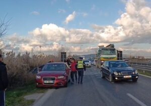 Përplasen tre makina në aksin Lushnjë-Fier, njëra përfundon në kanal