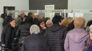 Pensionistët lushnjarë marrin bonusin e fundvitit nga 10 deri në 15 mijë lekë