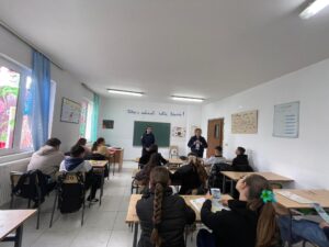 Shkolla 9-vjeçare “Çermë Shkumbin“ në bashkëpunim me policinë zhvilloi orët mësimore me nxënësit e klasës së V-VII: Drogërat pararendëse ose të lehta dhe Alkooli