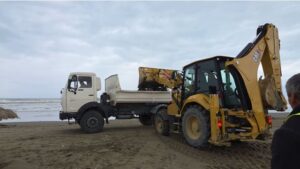 Përmbytjet sollën mbetjet, nis pastrimi në bregdetin e Fierit