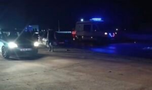 Taksia godet për vdekje 70-vjeçarin në fshatin Rrapëz! Familjarët i kthehen keq shoferit, ndërhyn policia