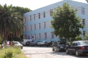 U konfrontua dhe goditi mjekun e urgjencës në spitalin e Lushnjës, arrestohet punonjësi i oksigjenit në spitalin e Lushnjës