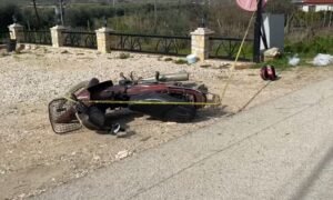 Humbi kontrollin e motoçikletës dhe u rrëzua 65-vjeçari në Divjakë, transportohet në spital