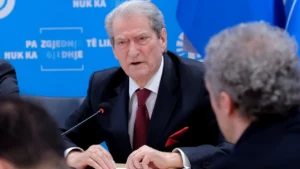 “Si lopë e çmendur”, Berisha për nismën e PS mbi pezullimet: Rama po krijon barriera speciale për mbrojtjen e vetes! Po tenton të korruptojë GJK-në