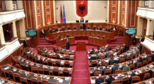 Gjyqi për krime lufte në Hagë, maxhoranca dhe opozita bashkojnë votat në Kuvend në mbrojtje të liderëve të UÇK: Lufta e tyre ishte e drejtë