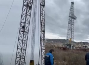 Kuçovë! “Dy muaj pa rroga”, punonjësja e pastrimit kërcënon se do të hidhet nga Kulla te ish-Uzina. Lefter Maliqi: “Viola Green” tender mbi 1.7 mld dhe e pushoi nga puna