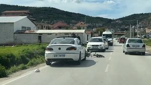 Aksident në aksin Fier-Patos/ Makina përplas një person me biçikletë, detajet e para