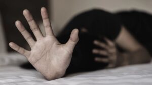 Tiranë/ 48-vjeçari punësoi të renë si dizajnuese e më pas abuzoi me të në apartamentin e tij! 21-vjeçarja: Më shantazhoi se…