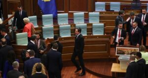 Bllokada në Kuvendin e Kosovës, rrezikon fatin e marrëveshjeve ndërkombëtare 121-milionëshe