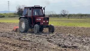 Nafta, fermerët në kolaps: S’ia vlen më të prodhojmë! Është rritur çmimi i plugimit dhe frezimit të tokës