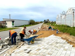 Shtrohet me trotuar rruga nga rrethrrotullimi i Plukut deri në qendër të fshatit Pluk