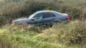 Aksident në autostradën Fier-Vlorë, përplasen dy automjete, njëri përfundon anës rrugës, tjetri në kanal