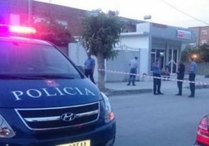 Vihen ne pranga dy shtetas se kundërshtoi policinë dhe dhunoi një grua në Fier