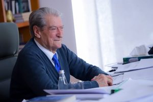 “Do të nxjerrë sytë e do vërë vetullat”/ Rama paralajmëroi ulje akcize nëse nafta shkon 220 lekë, Berisha thirrje qytetarëve: Cinizëm! Të nxjerrim makinat e të bllokojmë rrugët