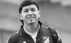 Futbolli në zi! U rrëzua në fushë gjatë ndeshjes, vdes futbollisti 18-vjeçar