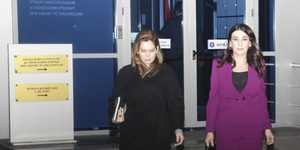 Pas dy orësh në SPAK, ish-drejtoresha e AKSHI-t Mirlinda Karçanaj del nga Prokuroria e Posaçme