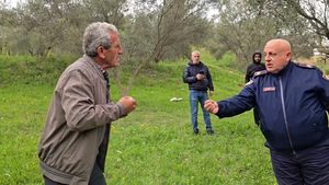 “Do më prisni ullinjtë? Vras veten!”/ Përplasje e fortë në Fier për tokën e varrezave mes policisë bashkiake, asaj të shtetit dhe punonjësve të bashkisë Fier