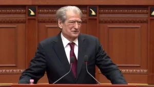 “Nuk shtyhen debatet more zotëri, kanë afate”, Berisha nga foltorja: Rama e shumëzon parlamentin me zero