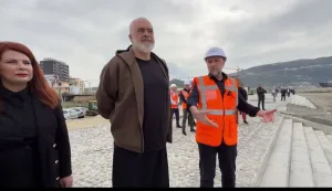 Rama në kantierin e “Lungomare 4”, inspekton punimet në shëtitoren e re në Vlorë: Duhet të identifikojmë vende të tjera për parkime