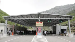 “Bllokim i përkohshëm për kamionët drejt Malit të Zi, Serbisë dhe Bosnjës”/ Dogana shqiptare: Të kufizohet qarkullimi i mjeteve të tonazhit të rëndë