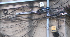 PROJEKTLIGJI I RI PËR NDËRTIMET: Ndalohen kabllot e internetit në ajër dhe në fasadat e pallateve