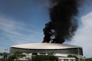 Zjarr i frikshëm në Rio de Janeiro/ Flakët përfshijnë çatinë, ndërhyrje masive e zjarrfikësve në vend