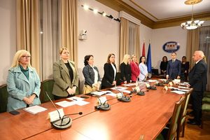 Komisioni parlamentar mban një minutë heshtje për mësuesin që ndërroi jetë në krye të detyrës, Alban Bejleri! Boçi: Jo një humbje natyrale, por …