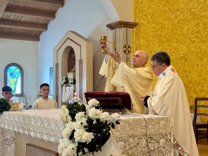 Besimtarët katolikë lushnjarë festuan dje Pashkën. Don Mark Tusha ndau mesazhe paqeje, dashurie dhe solidariteti në familje dhe komunitet