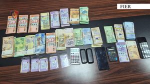 Ushtronin aktivitetin e këmbimit valutor, në mënyrë të paligjshme, kapen në flagrancë dhe vihen në pranga 3 shtetas