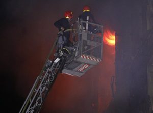 Zjarri në kompleksin 12-katësh në Tiranë, arrestohen 4 persona – mes tyre edhe administratori i pallatit