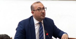 Deputeti i PD Saimir Korreshi denoncon në Kuvend gjendjen në spitalin e Lushnjës dhe i kërkon llogari Ministres së Shëndetësisë
