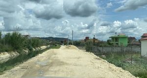 Investimi prej 320 milionë lekësh për rikonstruksionin e dy rrugëve në lagjen “18 Tetori” ka mbetur pezull prej muajsh, duke lënë pas kanalizime të hapura dhe rrezik për banorët.