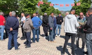 Protestë në Cakran kundër zhvendosjes së shërbimeve në Levan, banorët kërkojnë rishikim të vendimit