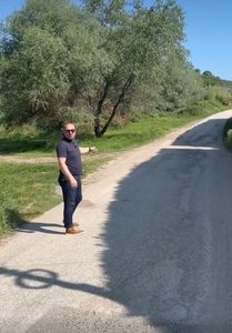 Saimir Korreshi denoncon gjendjen e rrugëve në Darsi: Banorët të izoluar prej vitesh