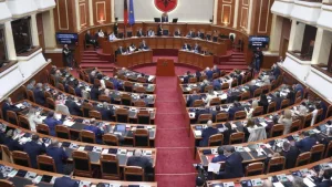 Kërkesa për procedurë të përshpejtuar e projektligjit të PD për uljen e çmimit të naftës, mazhoranca e rrëzon me 77 vota kundër