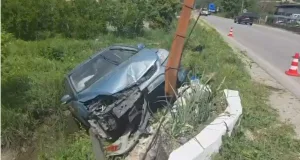 Aksident në Lushnjë-Berat/ “Fordi” përplaset me shtyllën e tensionit të lartë dhe përfundon në kanal vaditës, dy të plagosur 