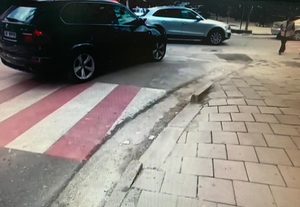 Mungojnë rampat në trotuarë në shërbim të personave me aftësi të kufizuara