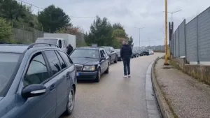 Bie sistemi i hyrje-daljeve në Kakavijë, pala greke bllokon punën, krijohen radhë në pikën kufitare