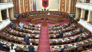 Seanca maratonë/ PS votoi në mungesë të opozitës, u miratuan ndryshimet në projektligjin për arsimin dhe Gardën, kreu do emërohet nga Kryeministri