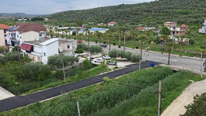 Rikonstruktohet rruga “Halim Haxhiu” në Lushnjë, përmirësohet qarkullimi dhe siguria për banorët dhe nxënësit.