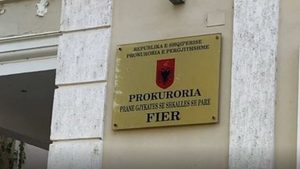 Përndiqte ish-të dashurën edhe pse ishin ndarë 17 vite më parë, mbyllen hetimet, dërgohet në gjyq efektivi i policisë