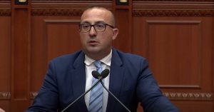 Korreshi në Kuvend: Rrugët në Lushnjë po marrin jetë, duhen ndërhyrje urgjente