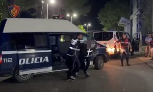 Posedonte pa leje dy kallashnikovë/ Vihet në pranga 43-vjeçari në Fier