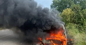 Përfshihet nga flakët një automjet në aksin Berat–Lushnjë, tre persona shpëtojnë pa lëndime
