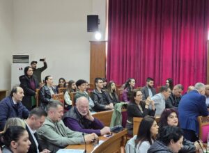 Përplasje në mbledhjen e Këshillit Bashkiak Fier mes këshilltarëve socialistë dhe Kryetarit të ri Melsi Bogdani