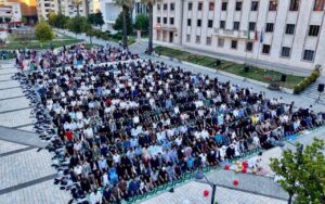 Politika uron besimtarët myslimanë lushnjarë për Kurban Bajramin