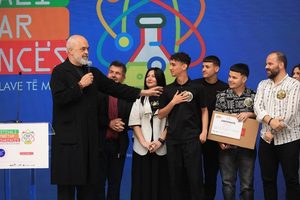 Projekti “Parku inteligjent i bletëve” i nxënësve të shkollës “Zhani Ciko” në Patos, fitues në Festivalin Kombëtar të Shkencës